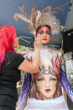 Sanatçı Festivali'nde kadın Model renkli vücut boyası uygulandığı