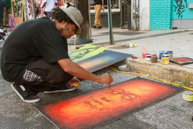 Sanatçı Sanat Festivali resim üzerine sarı boya hareketleri