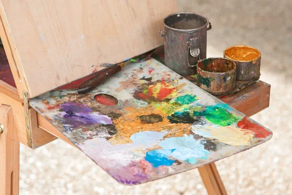 Paleta de artista coberto com tintas de óleo Senta-se pronto no cavalete — Fotografia de Stock