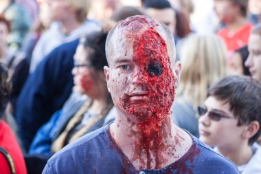 Göz küresi Georgia Halloween festivalinde eksik zombi gibi adam Giydir