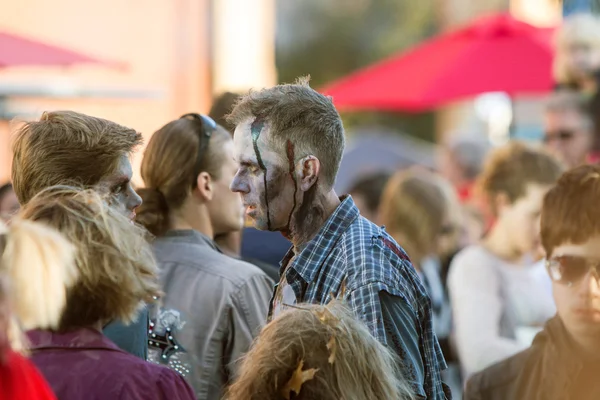 Hombre vestido como Zombie Sangriento deambula en el Festival de Halloween de Georgia —  Fotos de Stock