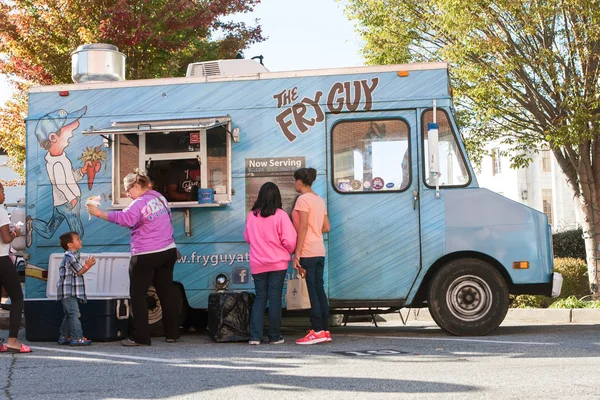 Les gens achètent des collations du camion de nourriture au festival — Photo