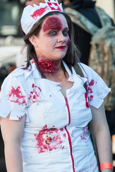 Kvinnan klär ut sig till blodig sjuksköterska för Georgien Zombie Festival — Stockfoto