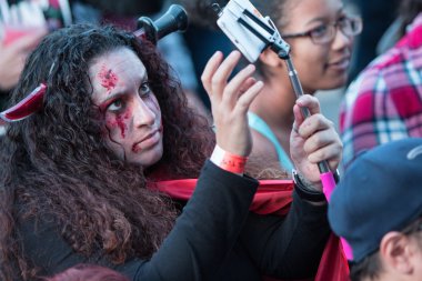 Lanet olası kadın Selfie Georgia zombi Festivali'nde alır.