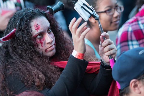 Krwawe kobieta bierze Selfie festiwalu Georgia Zombie — Zdjęcie stockowe