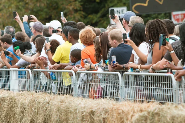 Widzów za pomocą ich inteligentnych telefonów do dokumentu Soap Box Derby — Zdjęcie stockowe