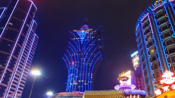 MACAU - 10 мая 2016 года: Time Lapse Night Cityscape Casino And Hotel Modern Building Landmark Entertainment Travel and Economy Zone of Macau Peninsula a Former Portugal Colonial, Macau China 2016 — стоковое видео