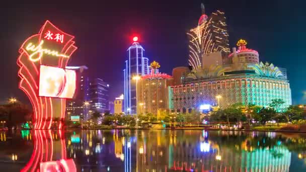 MACAU - 10 мая 2016 года: Time Lapse Night Cityscape Casino And Hotel Modern Building Landmark Entertainment Travel and Economy Zone of Macau Peninsula a Former Portugal Colonial, Macau China 2016 — стоковое видео