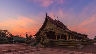 Zaman atlamalı gündoğumu Sirindhorn Wararam Phu Prao Tapınağı (Wat Phu Prao) Landmark seyahat yeri: Ubon Ratchathani, Thailand