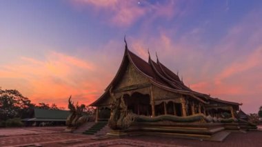 Zaman atlamalı gündoğumu Sirindhorn Wararam Phu Prao Tapınağı (Wat Phu Prao) Landmark seyahat yer, Ubon Ratchathani, Tayland, Thailand (tilt aşağı)