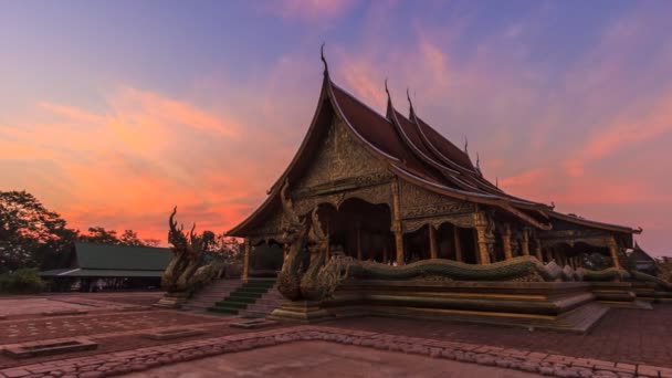 Time Lapse Sunrise Sirindhorn Wararam Phu Prao tempel (Wat Phu Prao) Landmark Travel plaats van Ubon Ratchathani, Thailand (uitzoomen) — Stockvideo