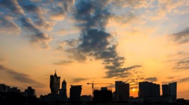 Zaman atlamalı gündoğumu ve siluet bina Of Macau Çin (3 çekim)