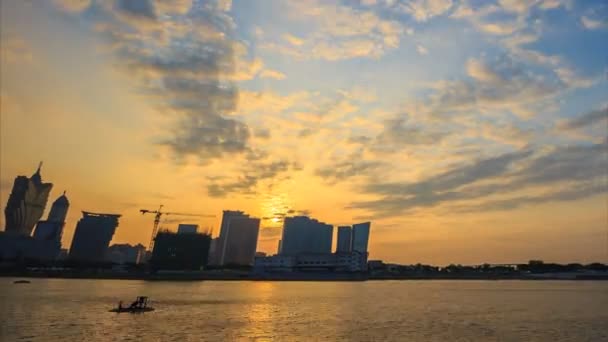 Času zanikla Sunrise a silueta Macau Tower City Building (oddálení) — Stock video