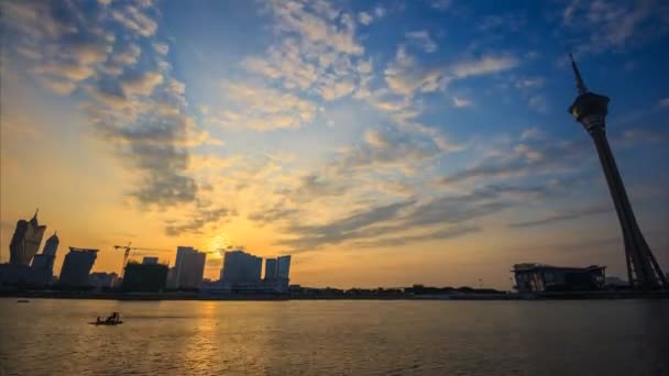 Czas wygaśnięcia Sunrise i sylwetka Macau Tower miasto budynek (odchylana) — Wideo stockowe