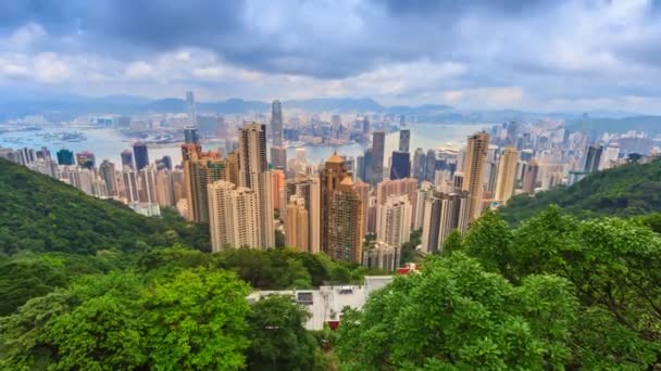 Ponto de vista alto da paisagem urbana de Hong Kong do lapso de tempo do pico de Victoria (zoom in ) — Vídeo de Stock