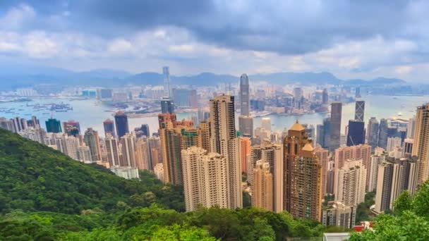 Ponto de vista alto da paisagem urbana de Hong Kong do lapso de tempo do pico (tiro da panela ) — Vídeo de Stock