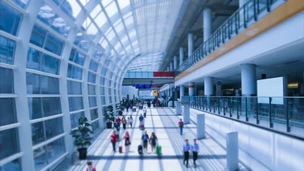 Hong Kong International Airport och människor publiken gå inuti tid förflutit (miniatyr, tilt-shift) — Stockvideo