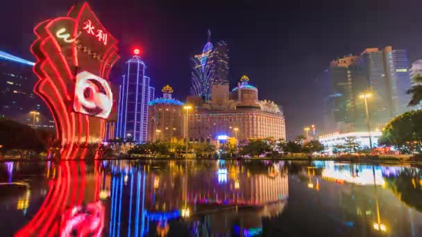 MACAU - 10 MAGGIO 2016: Time Lapse Night Cityscape Casino e Hotel Edificio moderno Punto di riferimento Intrattenimento Viaggi ed Economia Zona di Macao, Cina 2016 — Video Stock