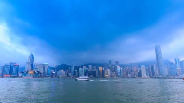 Hong Kong Victoria Harbour panoráma den na noční čas zanikla město Hongkong, Čína (náklon dolů) — Stock video