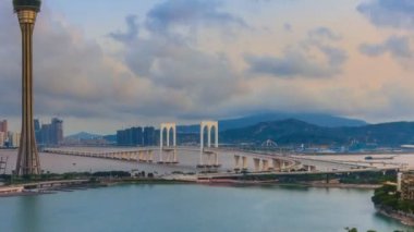 Macau Köprüsü ve Macau Tower gün için gece zaman atlamalı Macau şehir Çin (uzaklaştırmak)