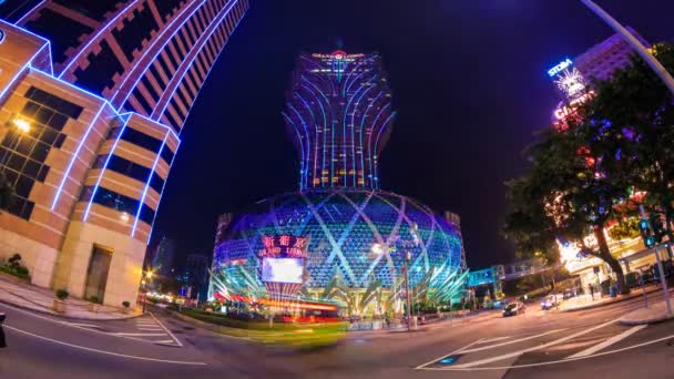 Macau China: Grand Lisboa Nacht Stadtbild Wahrzeichen Casino und Hotels — Stockvideo