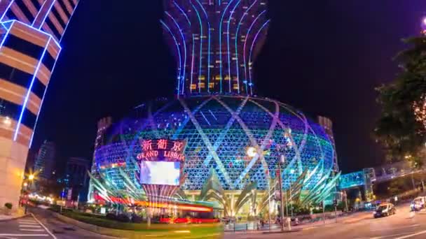 Čína Macao: Grand Lisboa noční panoráma mezník Casino a hotely (oddálení) — Stock video