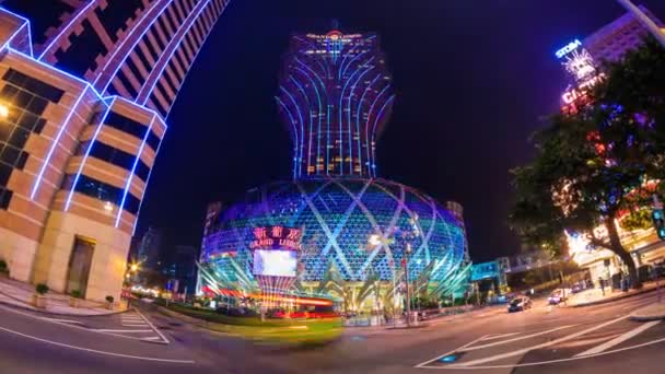 マカオ中国: グランド リスボア夜景都市景観ランドマーク カジノとホテル (ズームイン) — ストック動画