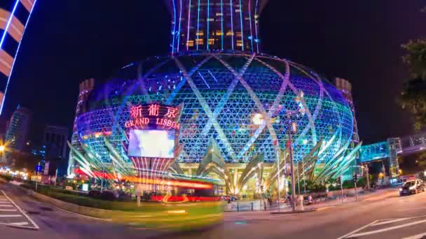 Macau China: Grand Lisboa Nacht Stadtbild Wahrzeichen Casino und Hotels — Stockvideo