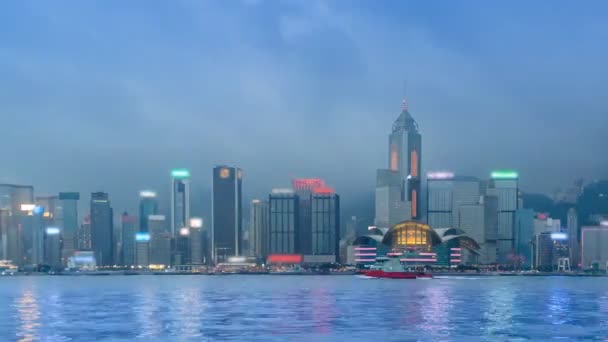 Hong Kong Victoria Harbour paisaje urbano día a noche lapso de tiempo de la ciudad de Hong Kong, China (toma de la cacerola ) — Vídeo de stock