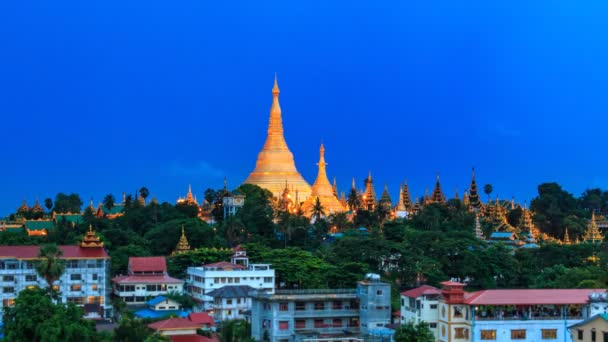 Shwedagon Pagoda sobre Yangon paisaje urbano día a noche Time Lapse de Myanmar — Vídeo de stock