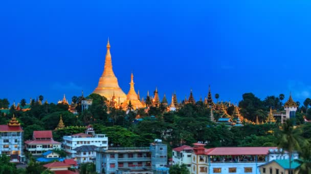 밤 시간 경과 미얀마의 양곤 도시 하루 위에 Shwedagon 파고다 — 비디오