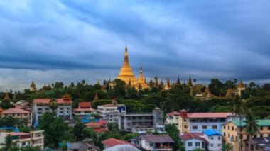 Shwedagon Golden Pagoda ve Yangon Cityscape zaman atlamalı şehir Yangon, Myanmar yukarıda fırtına oluşumu