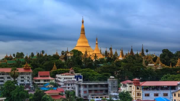 Den Storm bildandet ovan Shwedagon gyllene pagod och Yangon stadsbilden tid förflutit Yangon City, Myanmar (zooma ut) — Stockvideo