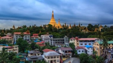 Fırtına oluşumu yukarıda Shwedagon Golden Pagoda ve Yangon Cityscape zaman atlamalı, Yangon şehir, Myanmar (tilt kadar)