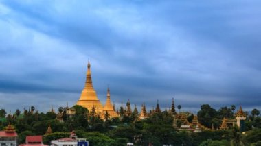 Fırtına oluşumu yukarıda Shwedagon Golden Pagoda ve Yangon Cityscape zaman atlamalı, Yangon şehir, Myanmar (pan vurdu)