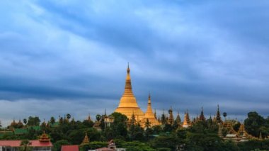 Shwedagon Golden Pagoda ve Yangon Cityscape zaman atlamalı şehir Yangon, Myanmar yukarıda fırtına oluşumu
