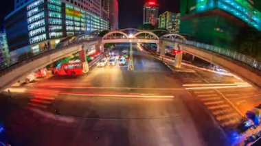Yangon Cityscape kavşak trafik zaman atlamalı tarihinde gece saat, Yangon şehir, Myanmar (tilt aşağı)