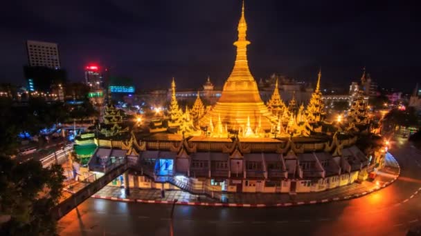 Sule Pagoda Landmark starożytnych Pagoda miejsce Bright w nocy gród czas wygaśnięcia z miasta Yangon Rangunie (pętla) — Wideo stockowe