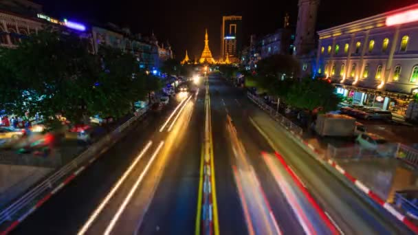 スーレー パゴダ ランドマーク古代の仏塔に明るい夜ヤンゴン都市景観ヤンゴン、ミャンマーの 4 k 時間の経過 — ストック動画