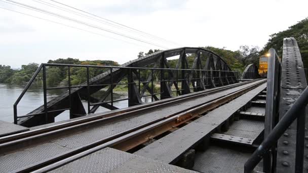 Tren que circula por el antiguo puente de hierro historia del ferrocarril de Kanchanaburi, Tailandia (sonido ) — Vídeo de stock