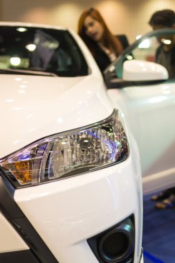 Chiang mai, Tayland - 28 Mart - satıcı yeni araba n sunar