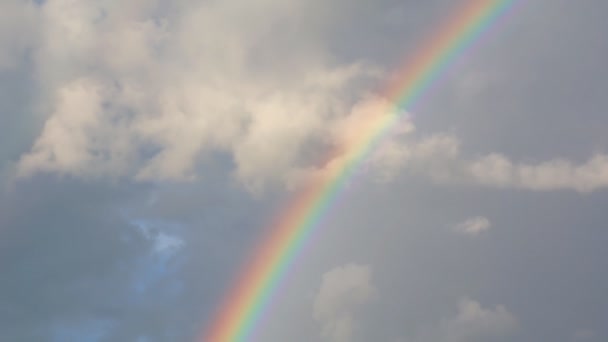 Arcobaleno in cielo e nuvola di pioggia — Video Stock