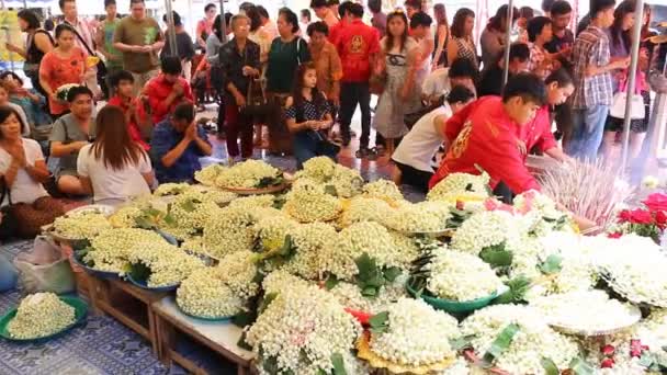 Chiang mai, Thajsko - 26. září – mnoho buddhistických lidí uctívání svatých slavný obraz Buddhy s Jasmín v wat phra že doi kham chrám v chiang mai, Thajsko 2014 (ruční šanci) — Stock video