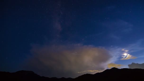 Time Lapse Vía Láctea Y Nube En Cielo Nocturno — Vídeos de Stock