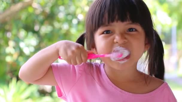 Söt asiatisk tjej borsta tänderna (med tandkräm) — Stockvideo