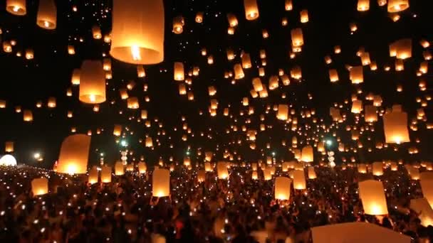 Viele himmellaternen schweben in loi krathong festival von chiang mai thailand 2014 — Stockvideo