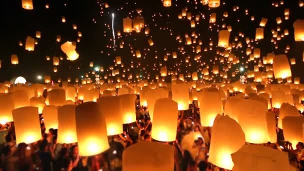 Многие Sky Lanterns Floating In Loi Krathong Festival of Chiang Mai Thailand 2014 — стоковое видео