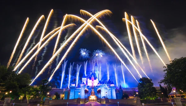 Castillo de Cenicienta y el famoso espectáculo de fuegos artificiales estrellas de Hong Kong — Foto de Stock