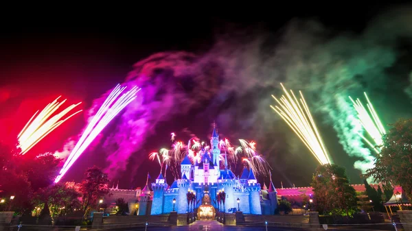 Aschenputtel-Schloss und das berühmte Sternenfeuerwerk von Hongkong Disneyland — Stockfoto
