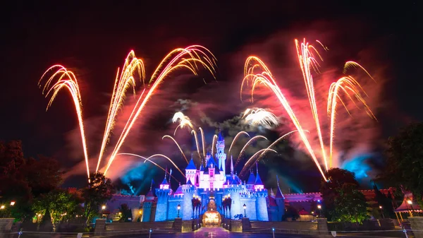Castillo de Cenicienta y el famoso espectáculo de fuegos artificiales estrellas de Hong Kong DisneyLand —  Fotos de Stock
